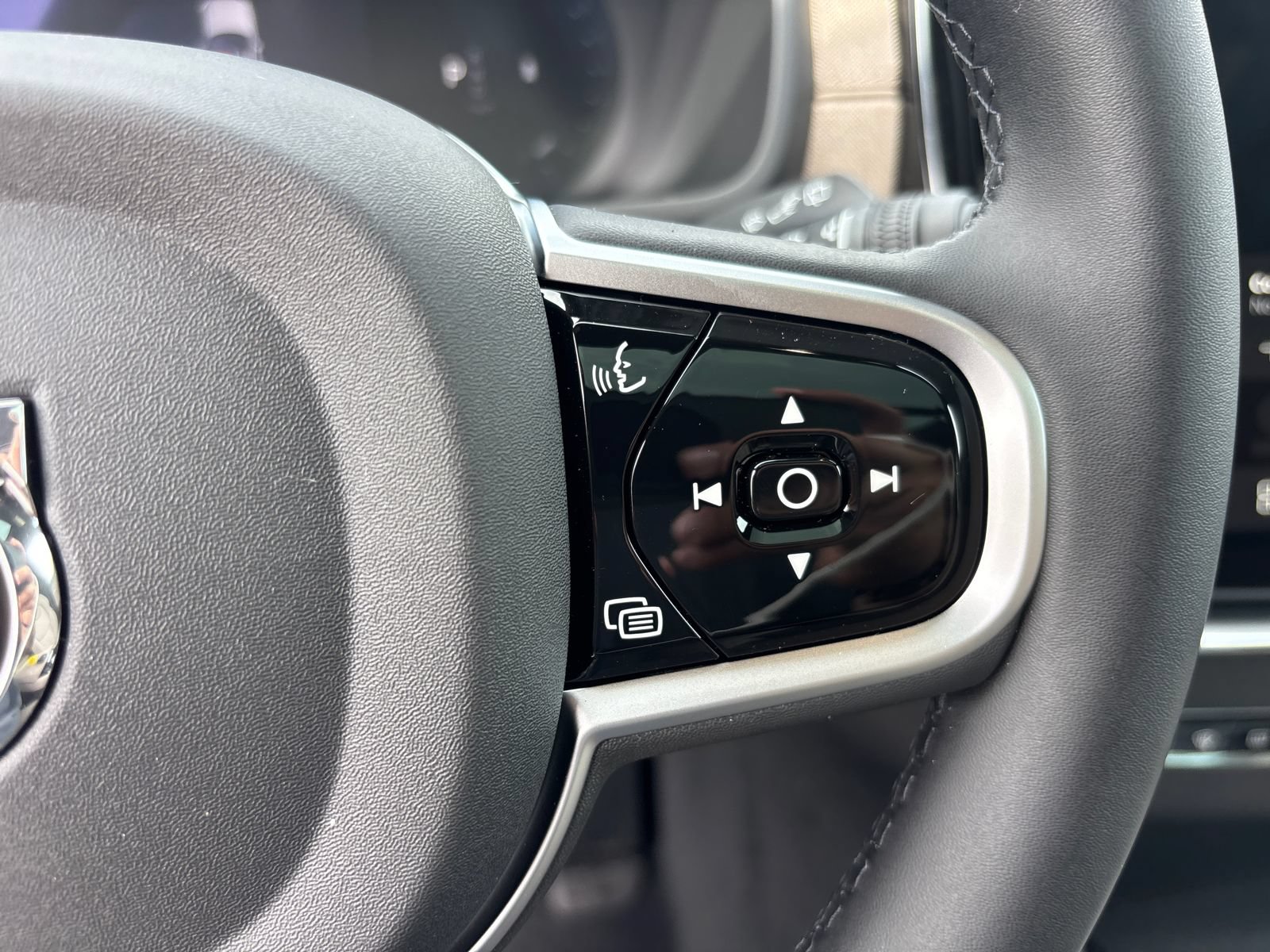 New 2026 Volvo XC90 B6 Plus w/ Protection Package Premier AWD/4WD image 18