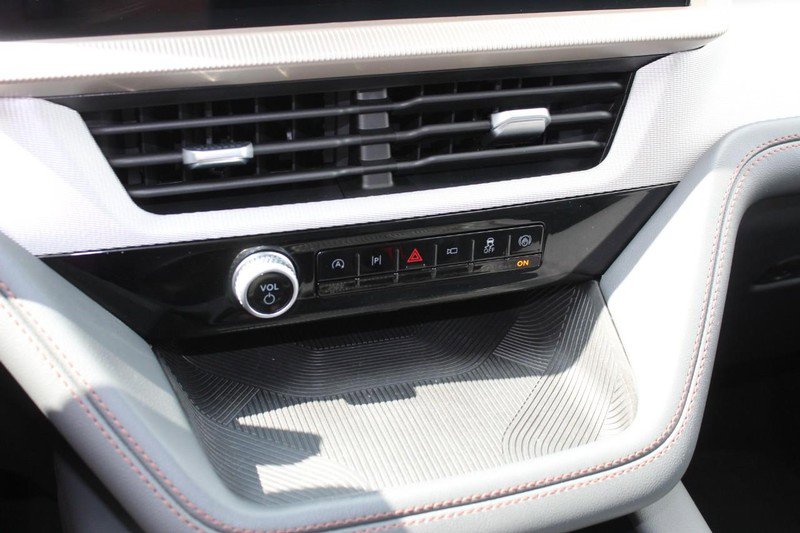 Used 2025 Ford Explorer Active w/ Active Comfort Package image 38