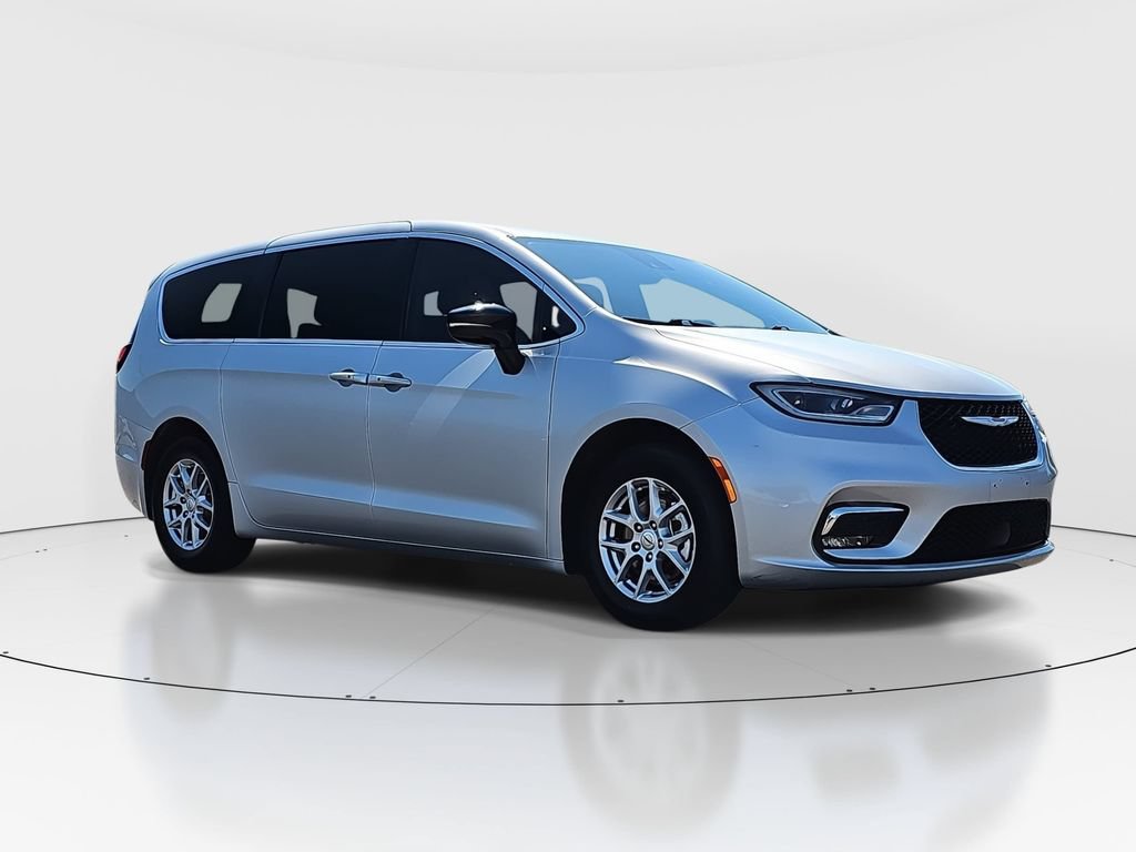 Used 2024 Chrysler Pacifica Touring-L FWD image 3