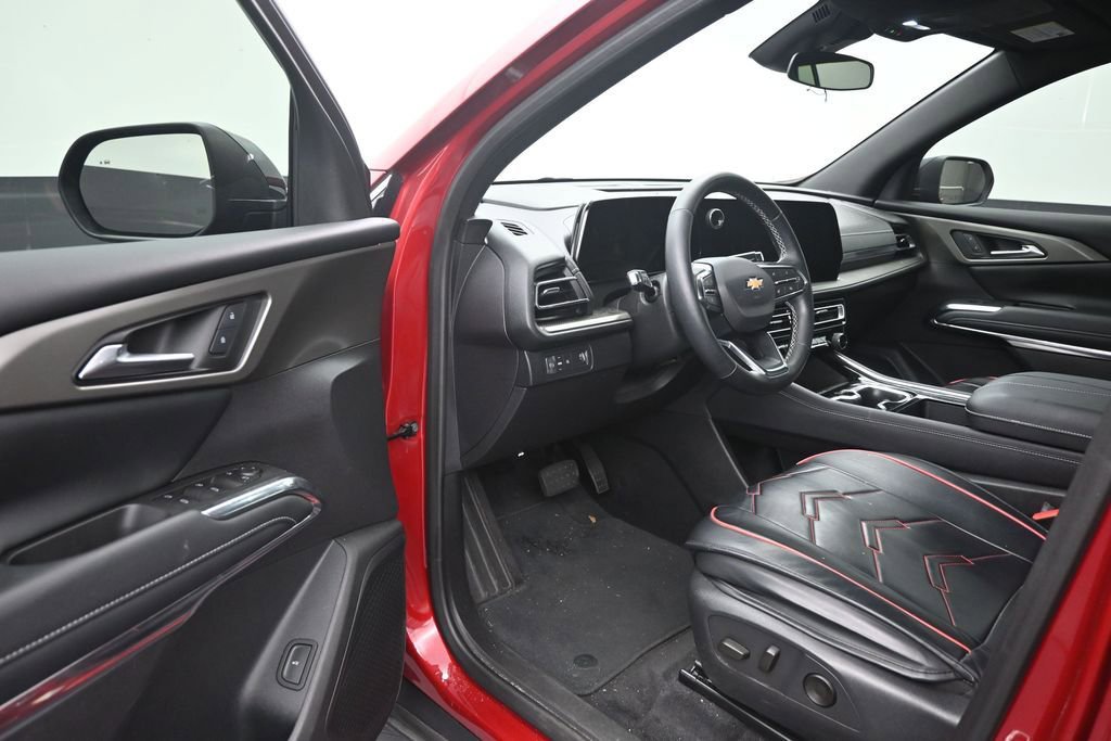 Used 2025 Chevrolet Traverse LT FWD image 10