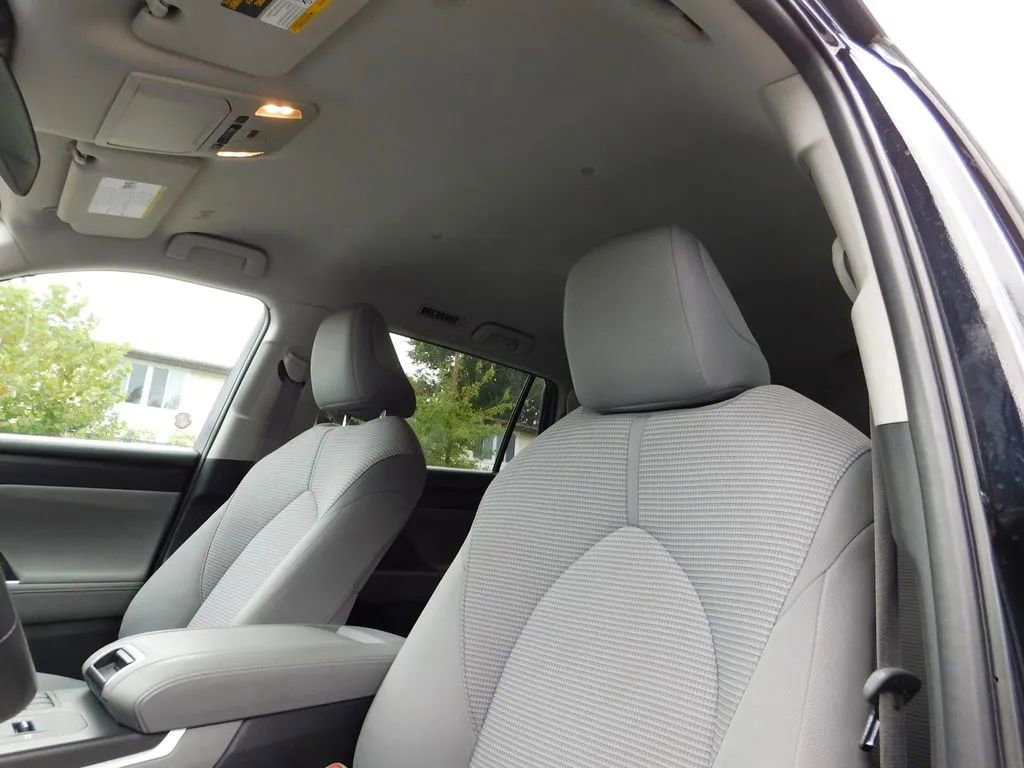 Used 2024 Toyota Highlander LE image 17