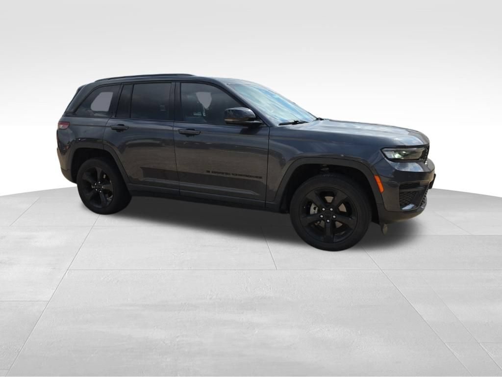 Used 2023 Jeep Grand Cherokee Altitude AWD/4WD image 4