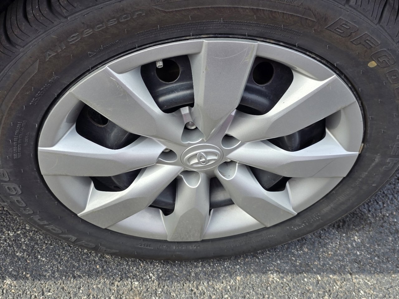 Used 2016 Toyota Corolla LE FWD image 24