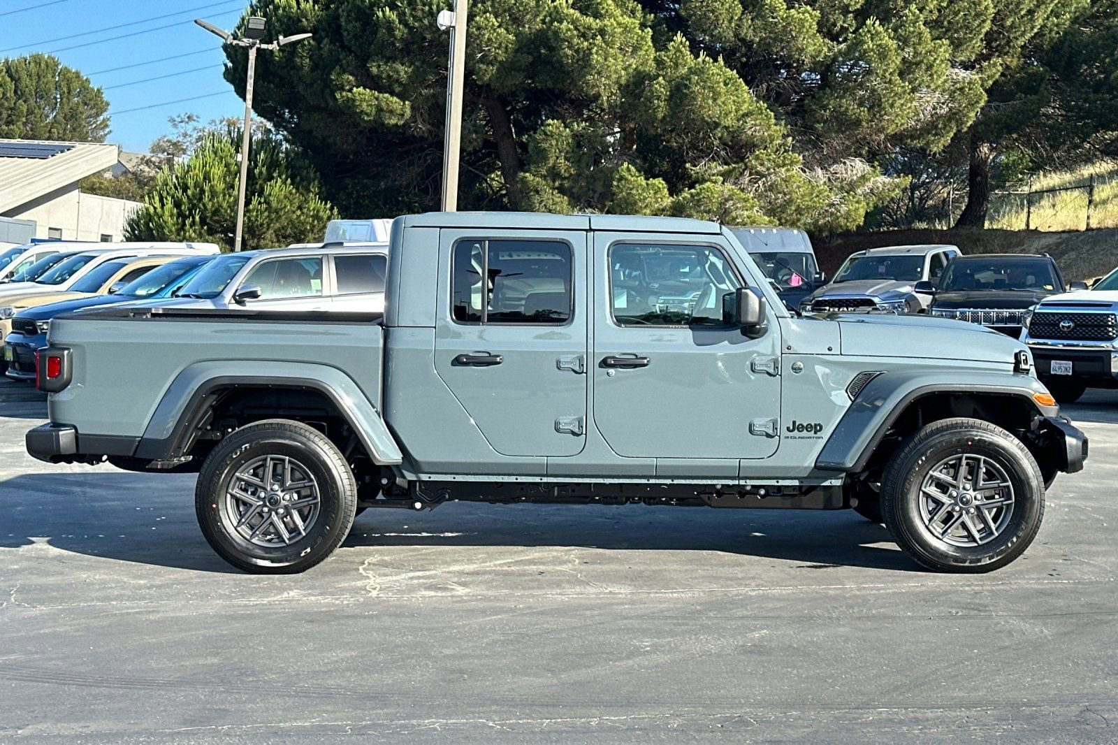 New 2026 Jeep Gladiator Sport AWD/4WD image 3