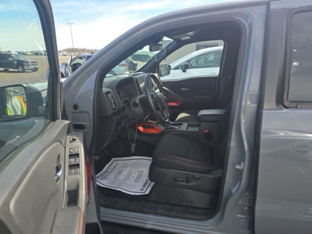 Used 2025 Nissan Frontier PRO-4X AWD/4WD image 9