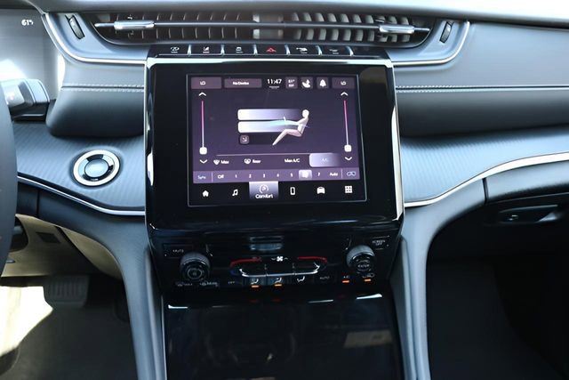 Used 2025 Jeep Grand Cherokee Laredo X image 23