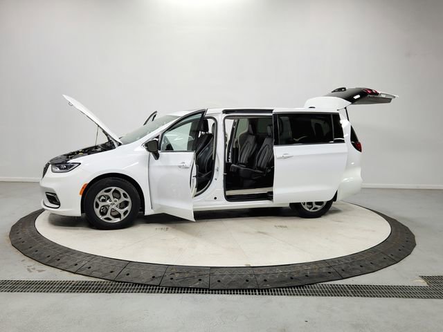 Used 2024 Chrysler Pacifica Limited image 12
