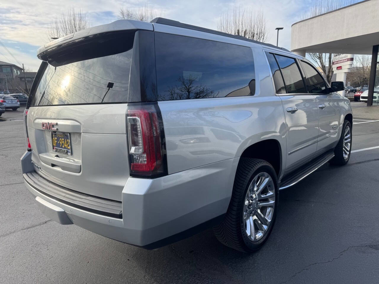 Used 2017 GMC Yukon XL SLT w/ Premium Edition image 5