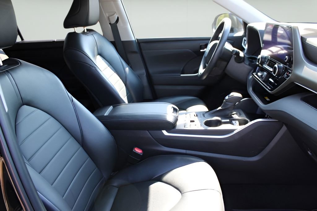Used 2023 Toyota Highlander XLE AWD/4WD image 26