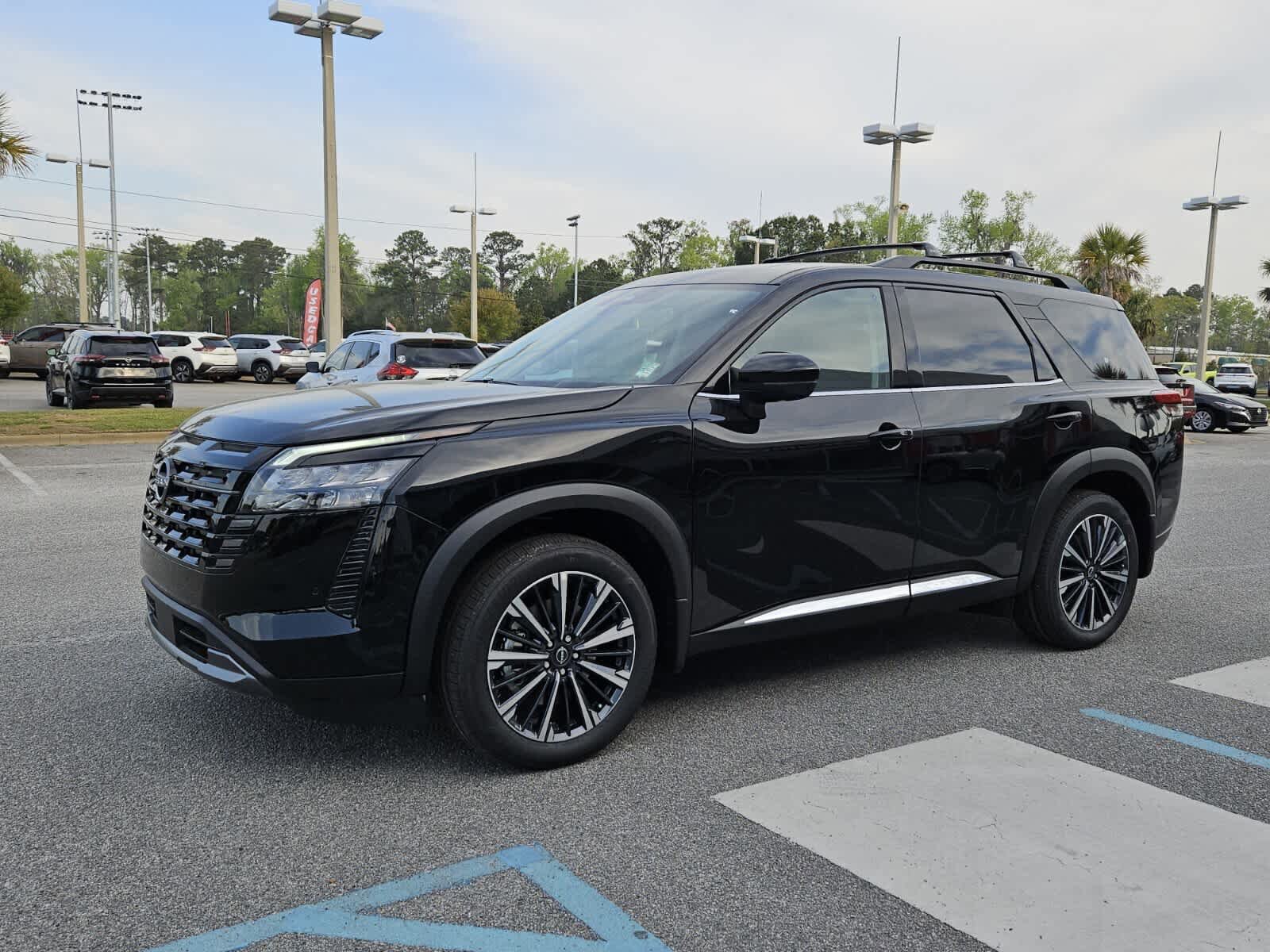 New 2026 Nissan Pathfinder Platinum FWD image 2