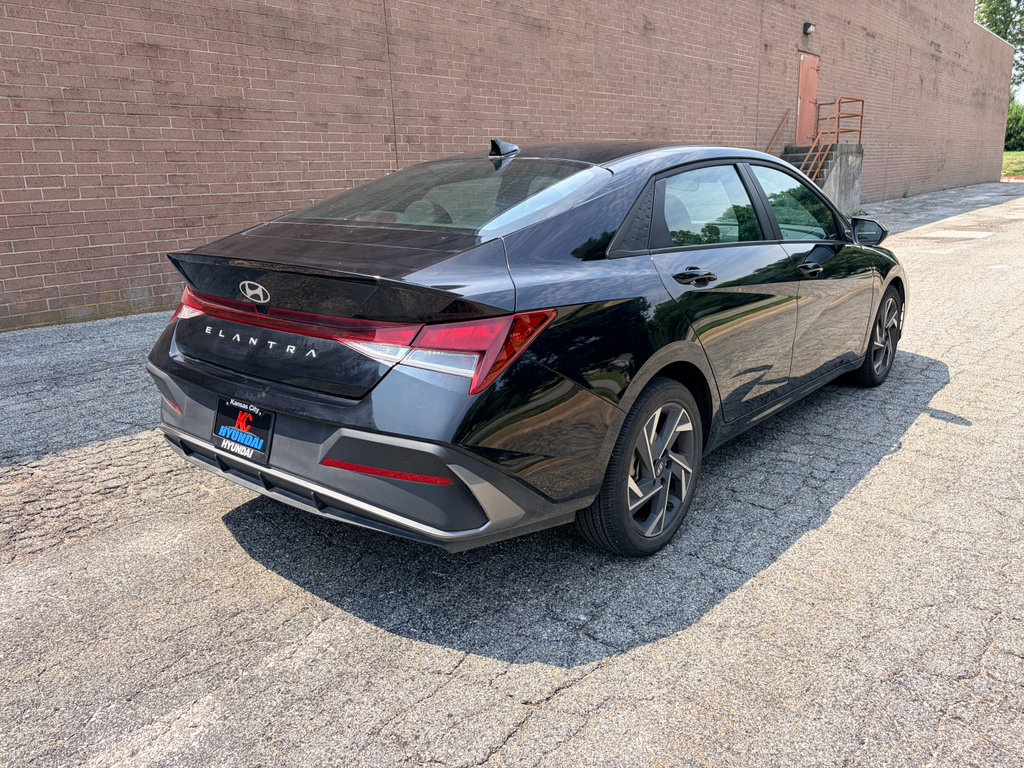 Used 2025 Hyundai Elantra Sport FWD image 5