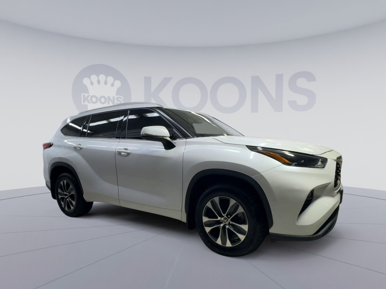 Used 2022 Toyota Highlander XLE AWD/4WD image 2