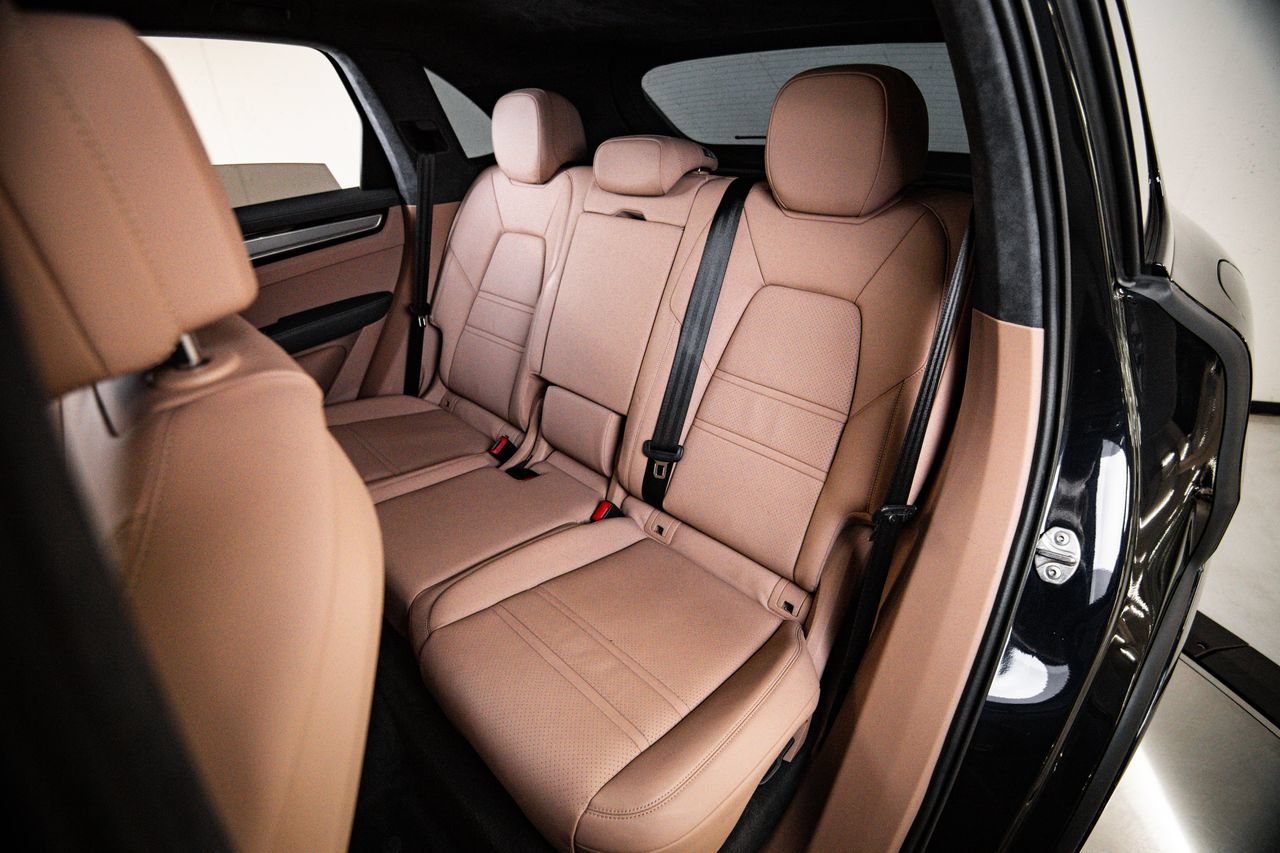 Certified 2022 Porsche Cayenne Turbo S AWD/4WD image 24