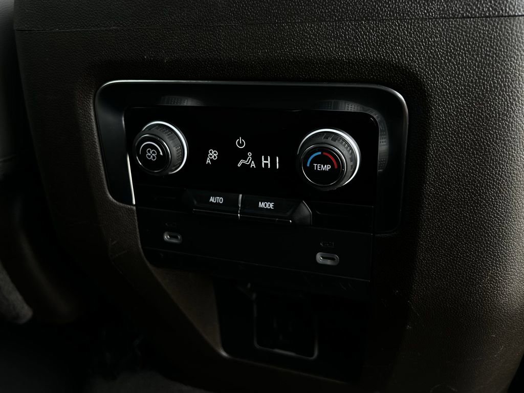 Used 2024 Chevrolet Suburban LT RWD image 34