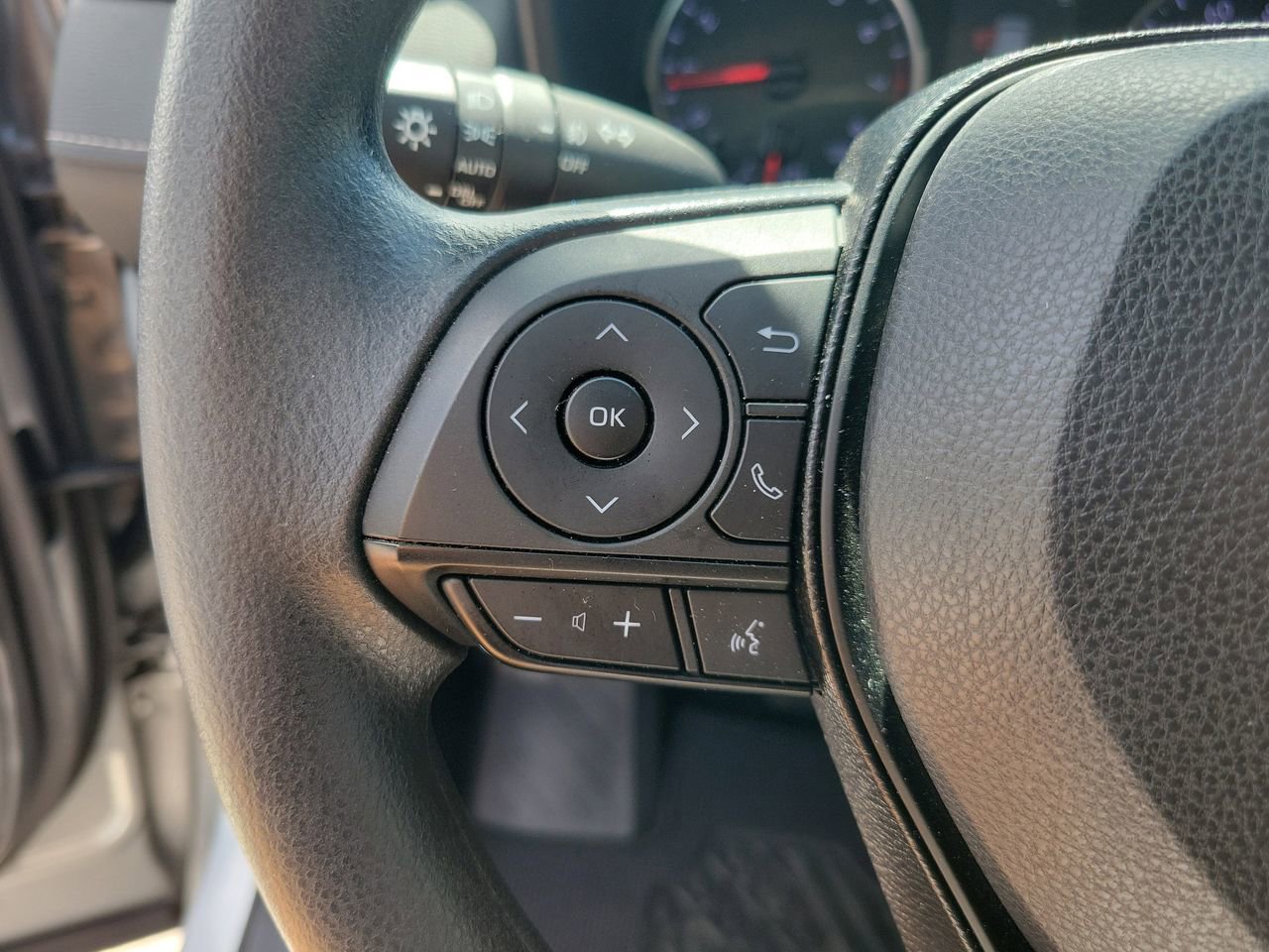 Used 2021 Toyota RAV4 XLE w/ Convenience Package FWD image 21