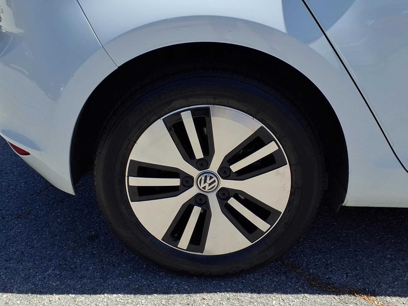 Used 2016 Volkswagen e-Golf SE w/ DC Fast Charging Package FWD image 4