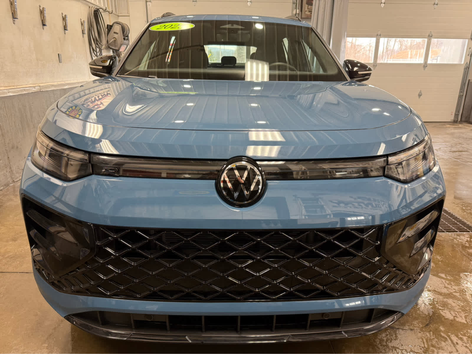Used 2025 Volkswagen Tiguan SE R-Line AWD/4WD image 2