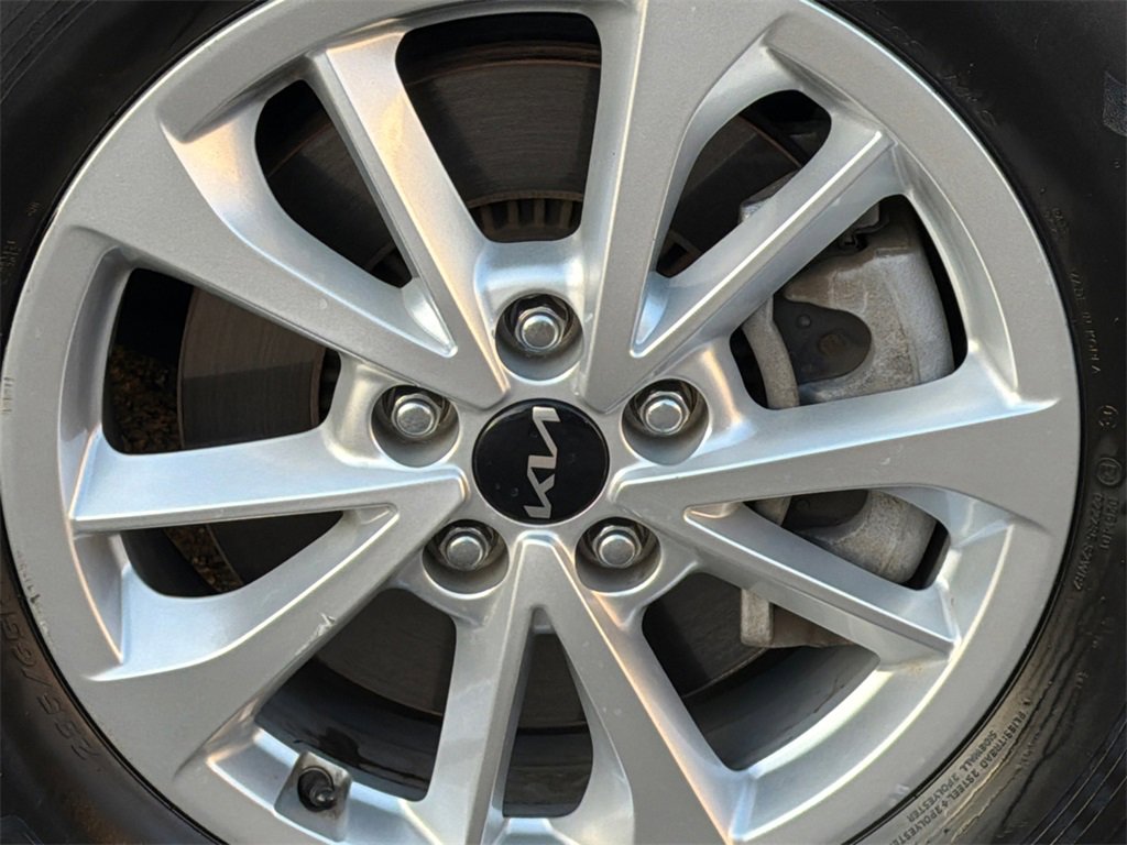 Used 2023 Kia Carnival LX image 6