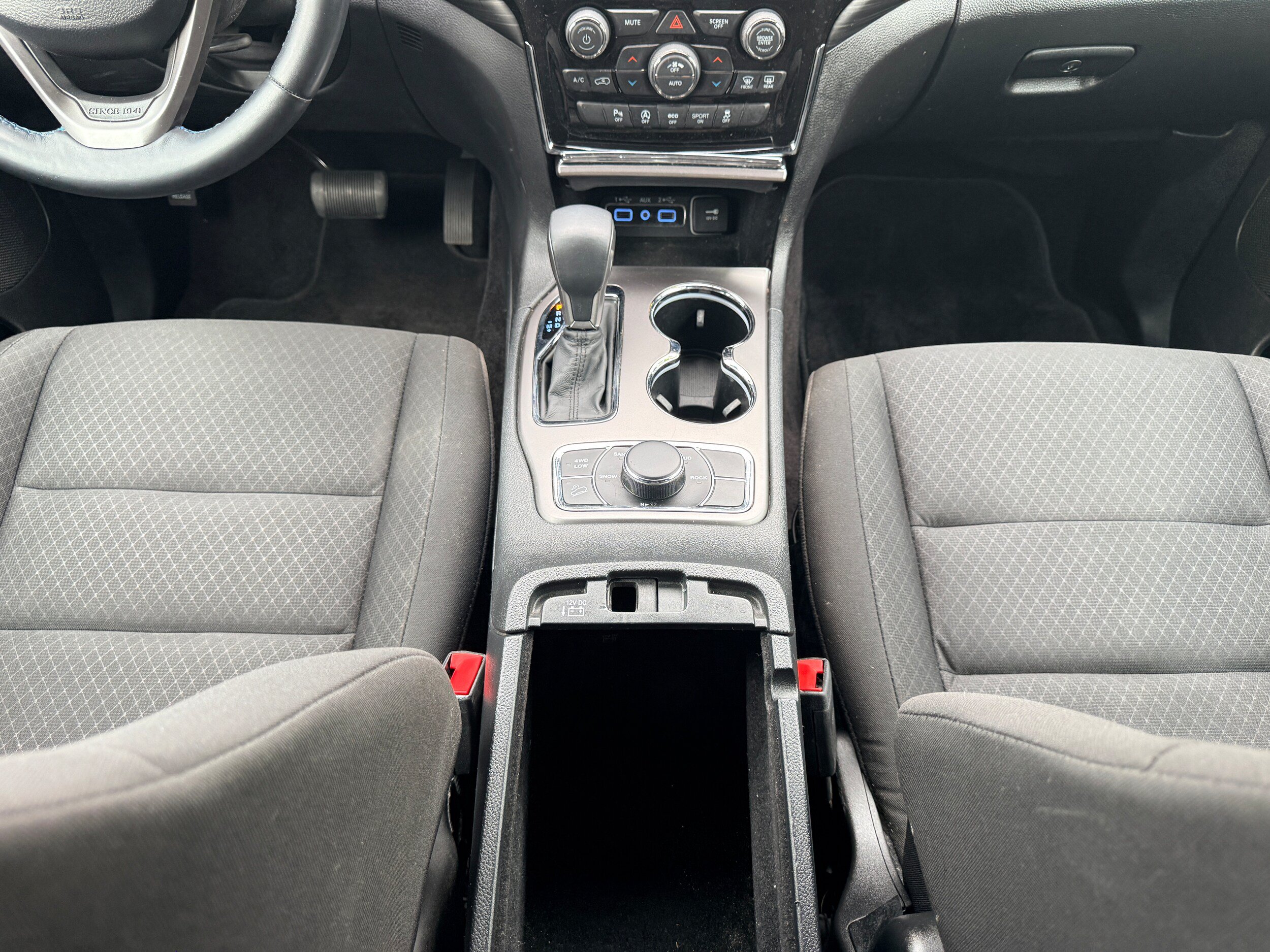 Used 2019 Jeep Grand Cherokee Laredo AWD/4WD image 19