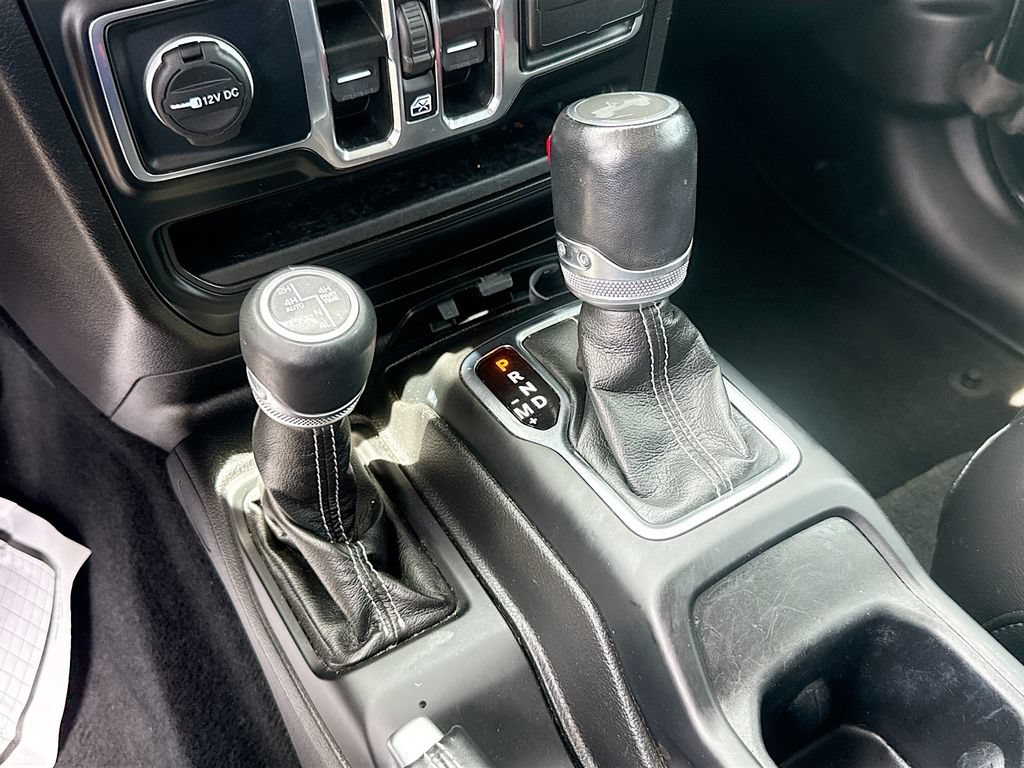 Used 2022 Jeep Wrangler Unlimited Sahara w/ Cold Weather Group AWD/4WD image 18