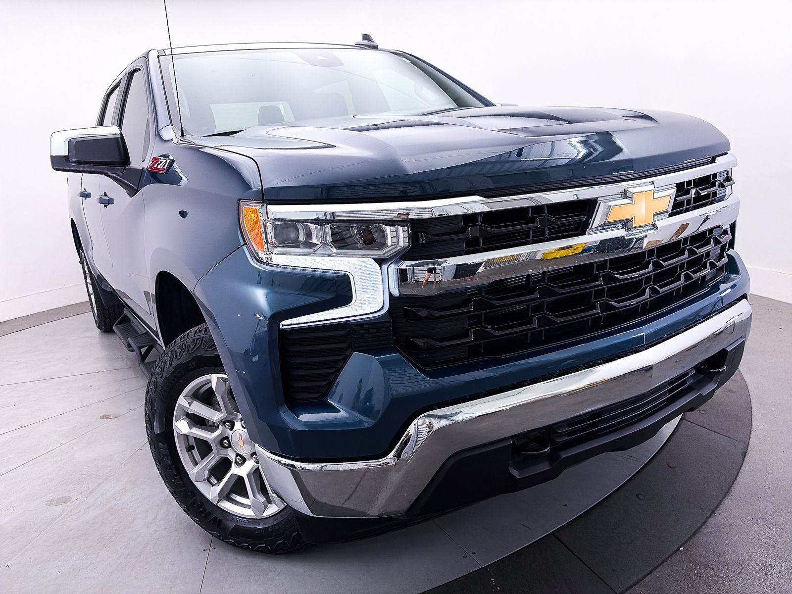 Used 2024 Chevrolet Silverado 1500 LT AWD/4WD image 4