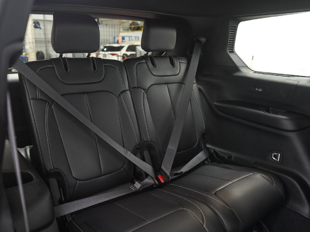 Used 2025 Jeep Grand Cherokee L Limited AWD/4WD image 13