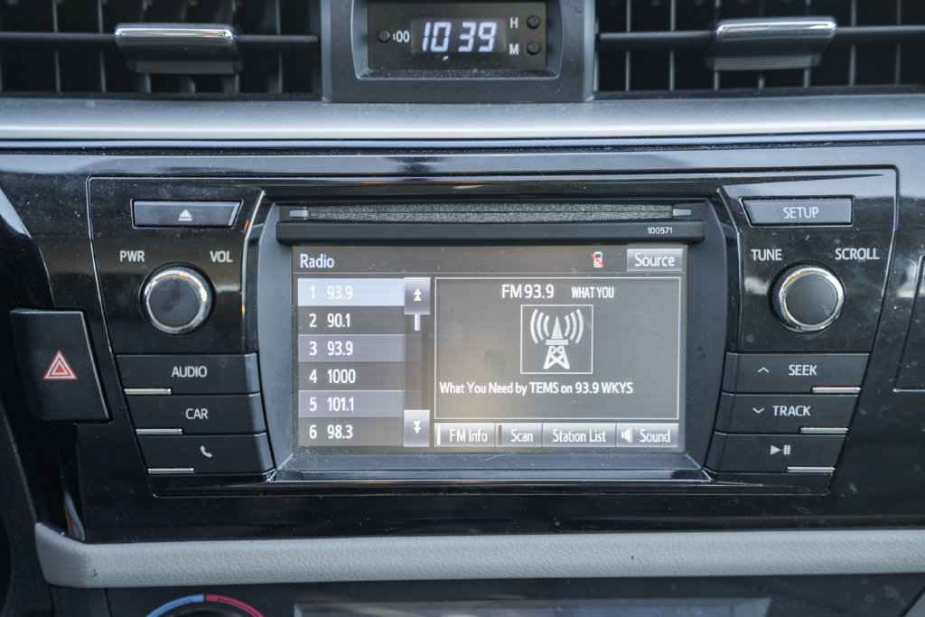 Used 2016 Toyota Corolla LE FWD image 18