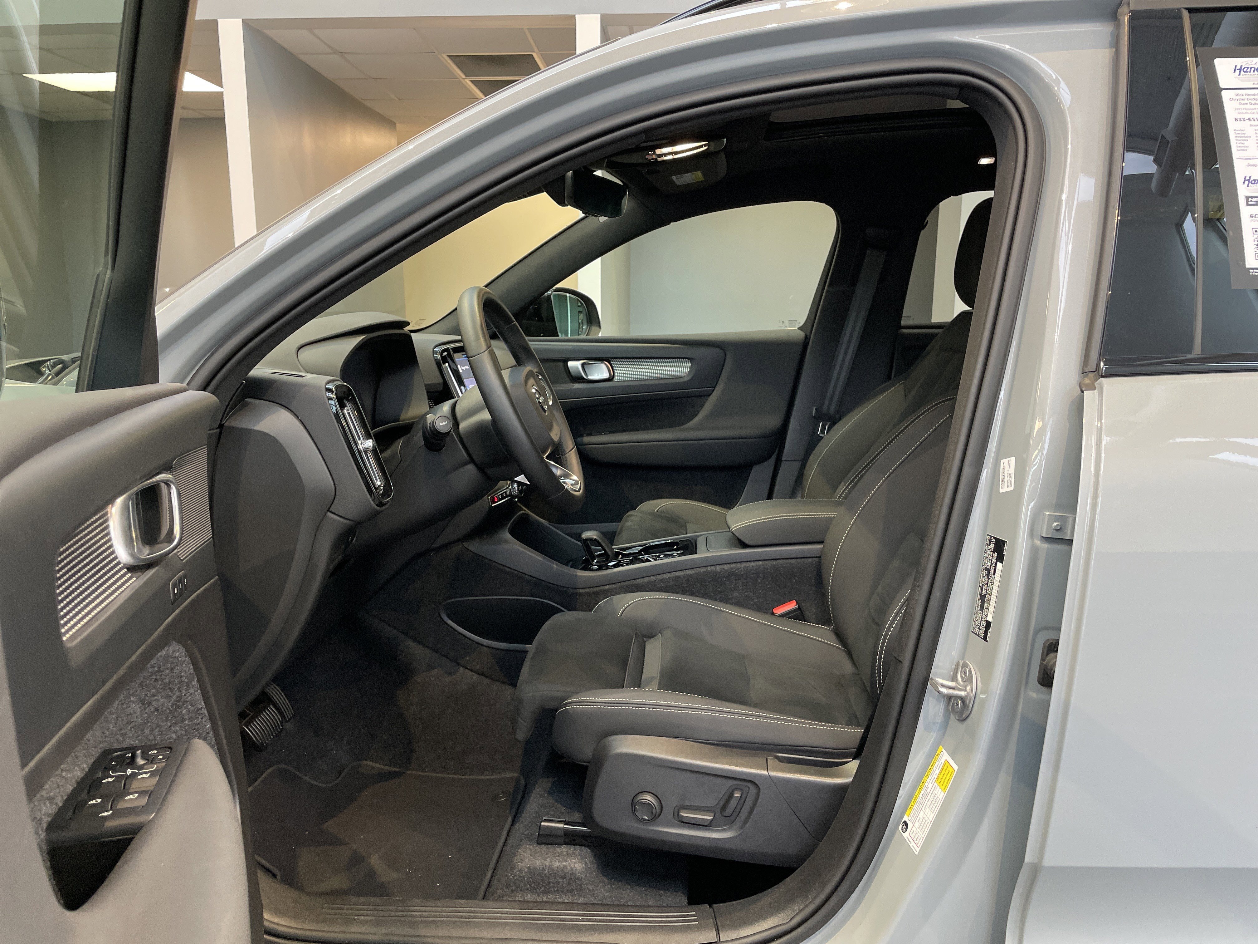 Used 2025 Volvo XC40 B5 Plus image 17