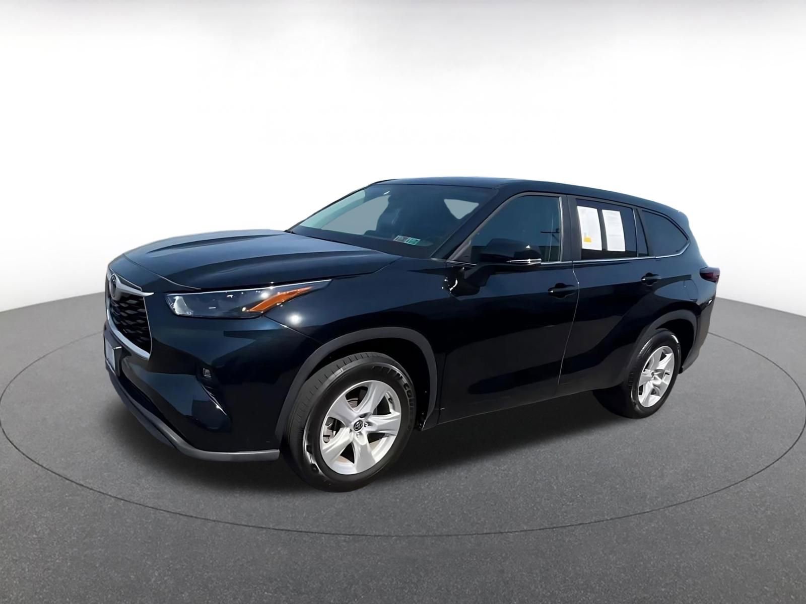 Used 2025 Toyota Highlander LE FWD image 7