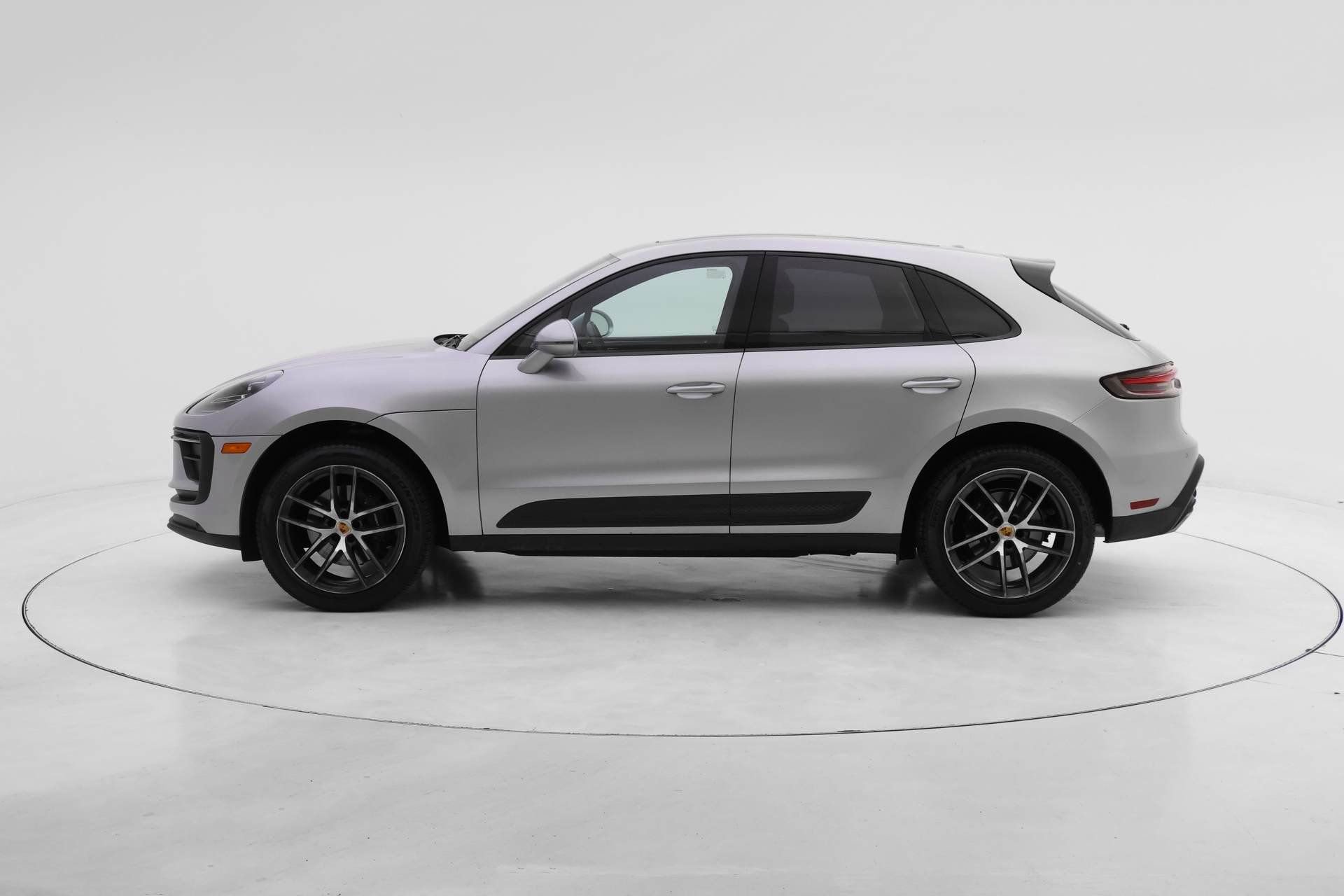 Certified 2024 Porsche Macan image 2
