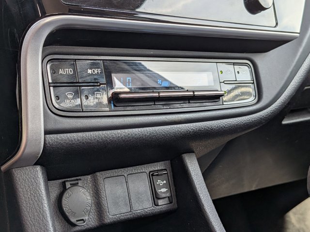 Used 2018 Toyota Corolla LE FWD image 7