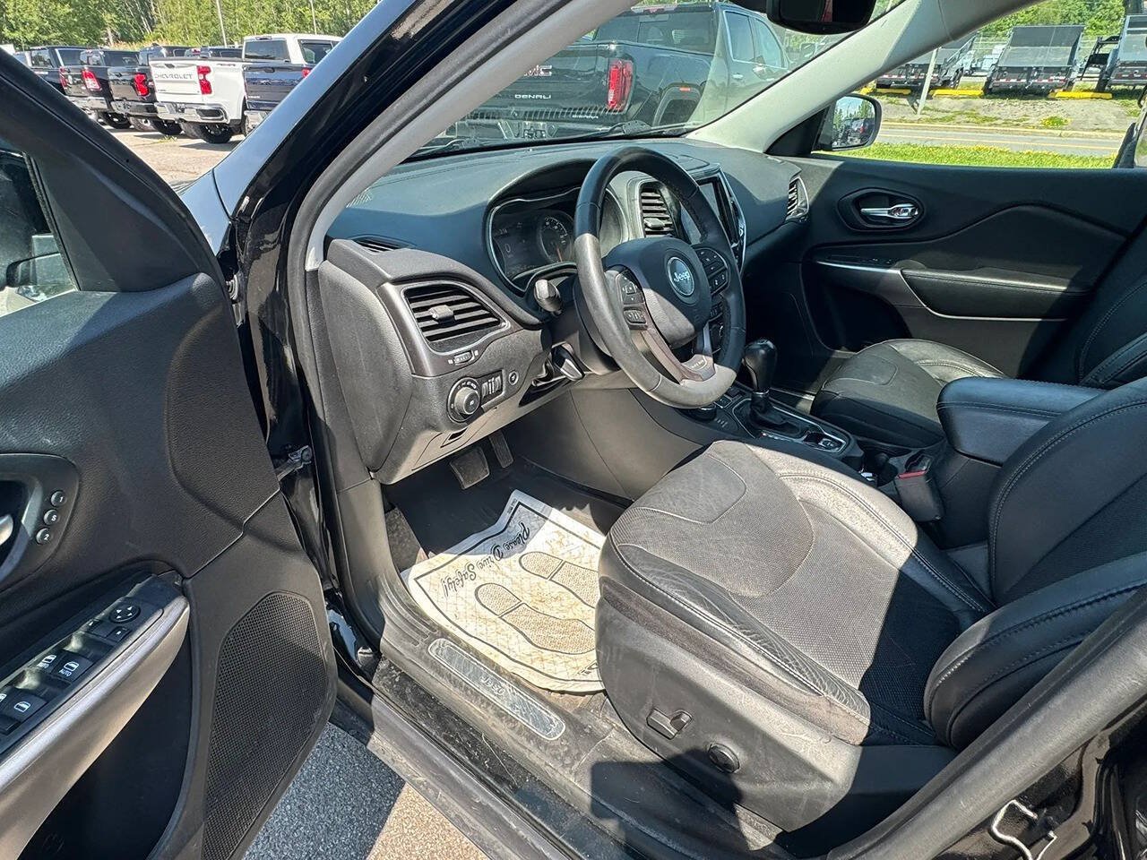 Used 2021 Jeep Cherokee Limited w/ Mopar Interior Package AWD/4WD image 5