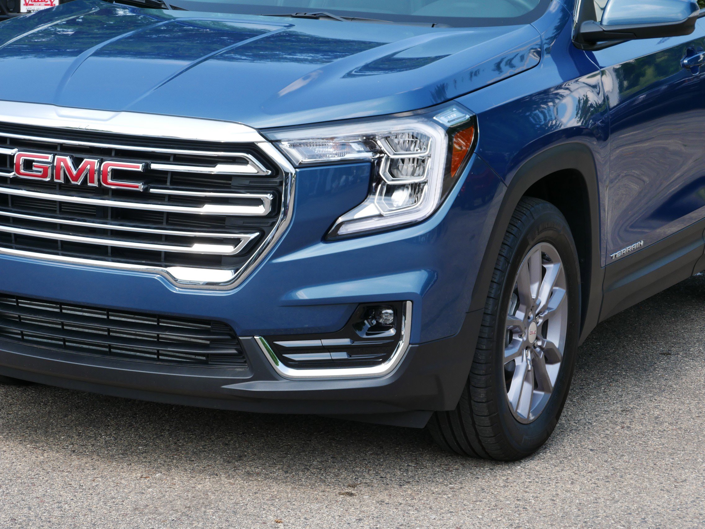 Used 2024 GMC Terrain SLT w/ Infotainment Package II image 3