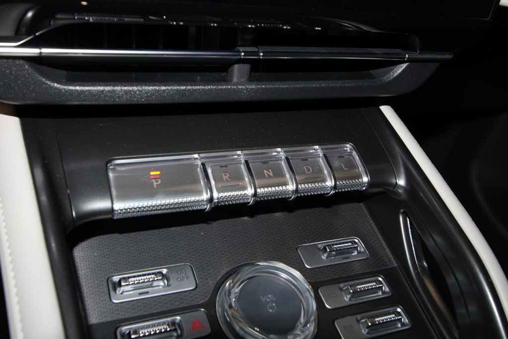 Used 2024 Lincoln Nautilus Premier image 19