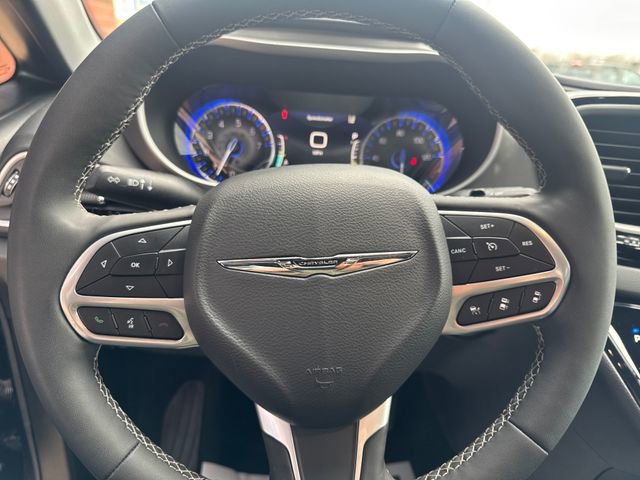 Used 2025 Chrysler Pacifica Select image 18