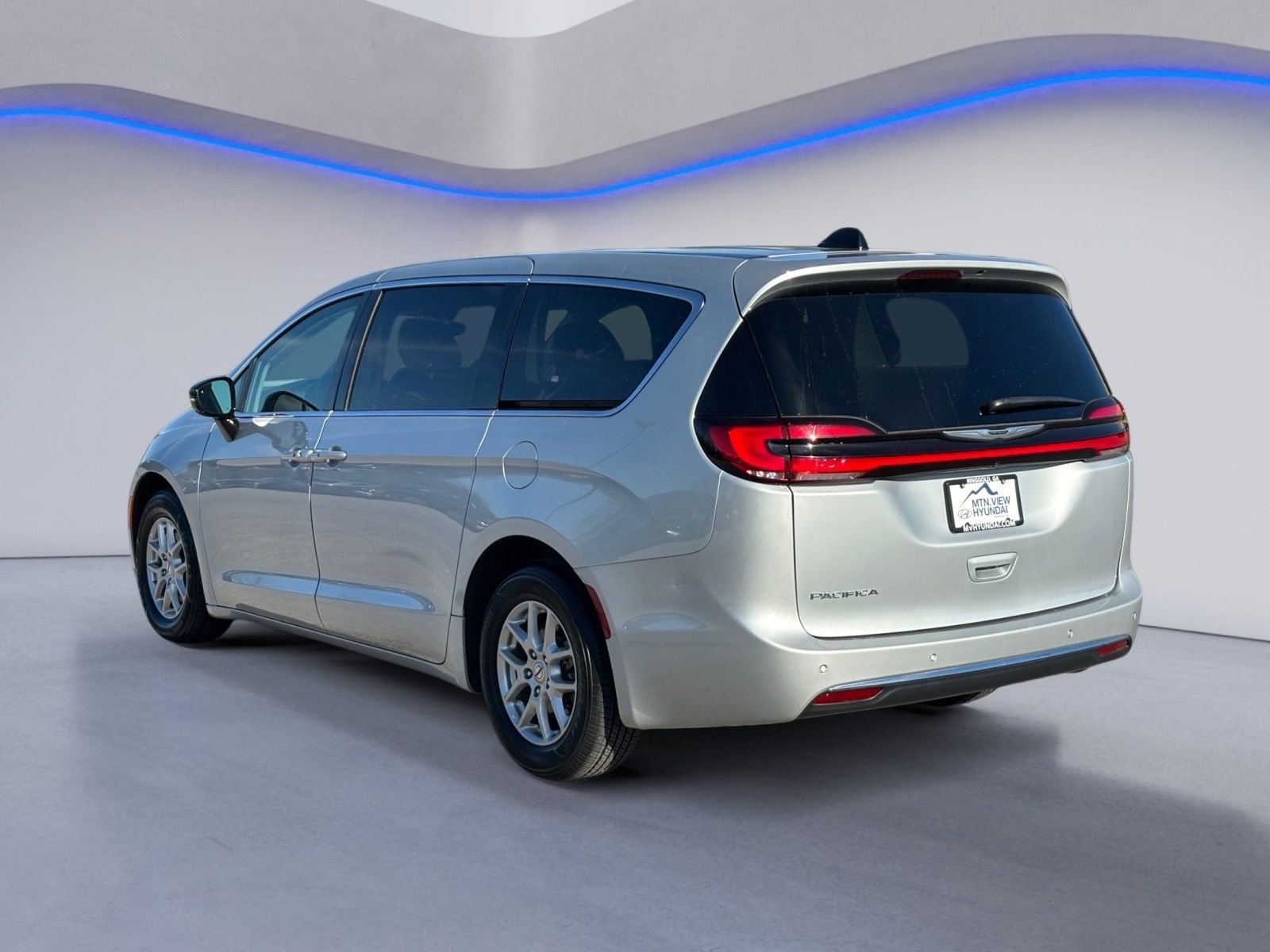 Used 2024 Chrysler Pacifica Touring-L image 3