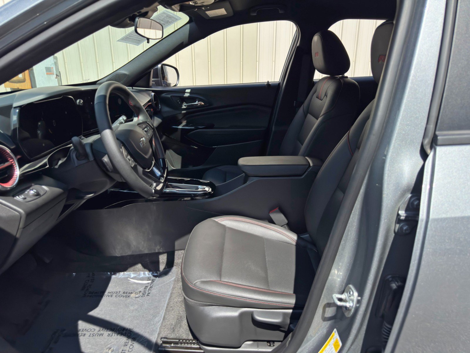 Used 2025 Chevrolet Trax RS FWD image 14