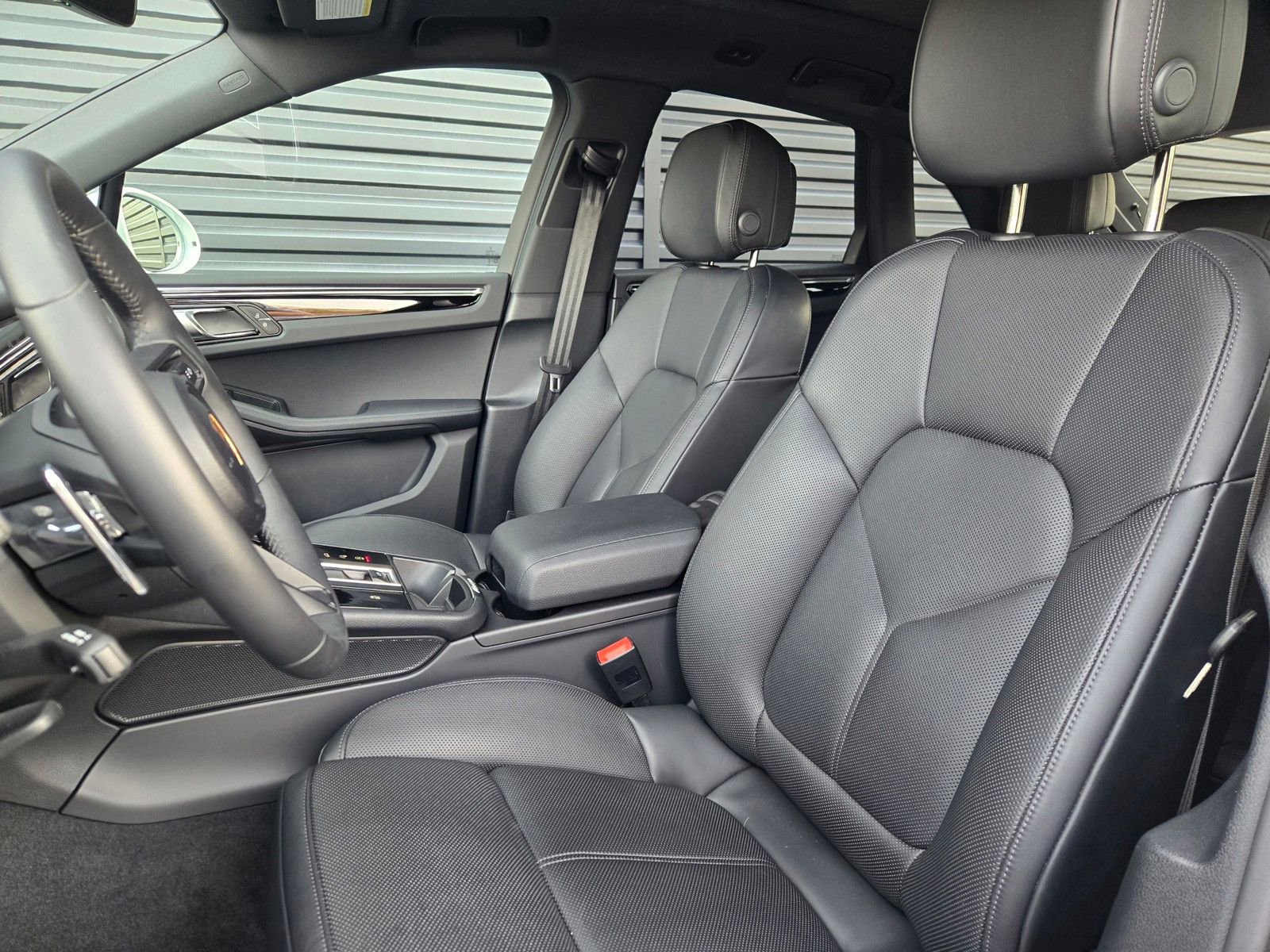 Used 2025 Porsche Macan AWD/4WD image 5