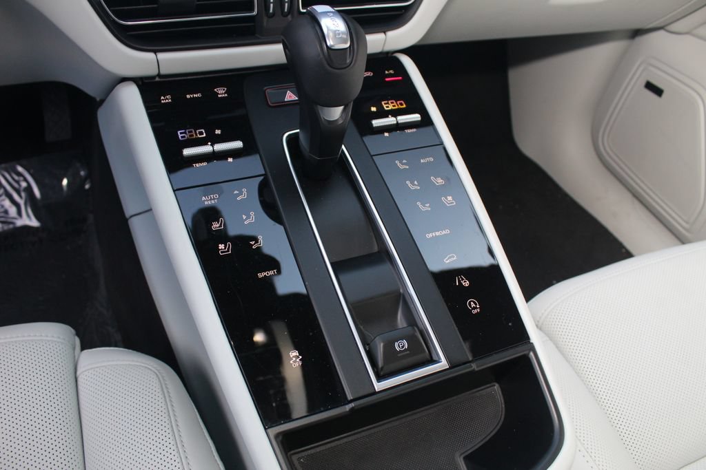 Certified 2026 Porsche Macan AWD/4WD image 17