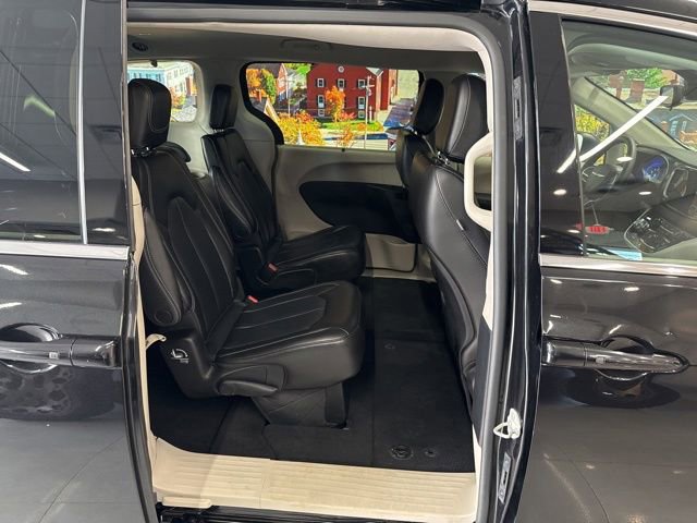 Used 2023 Chrysler Pacifica Touring-L FWD image 45