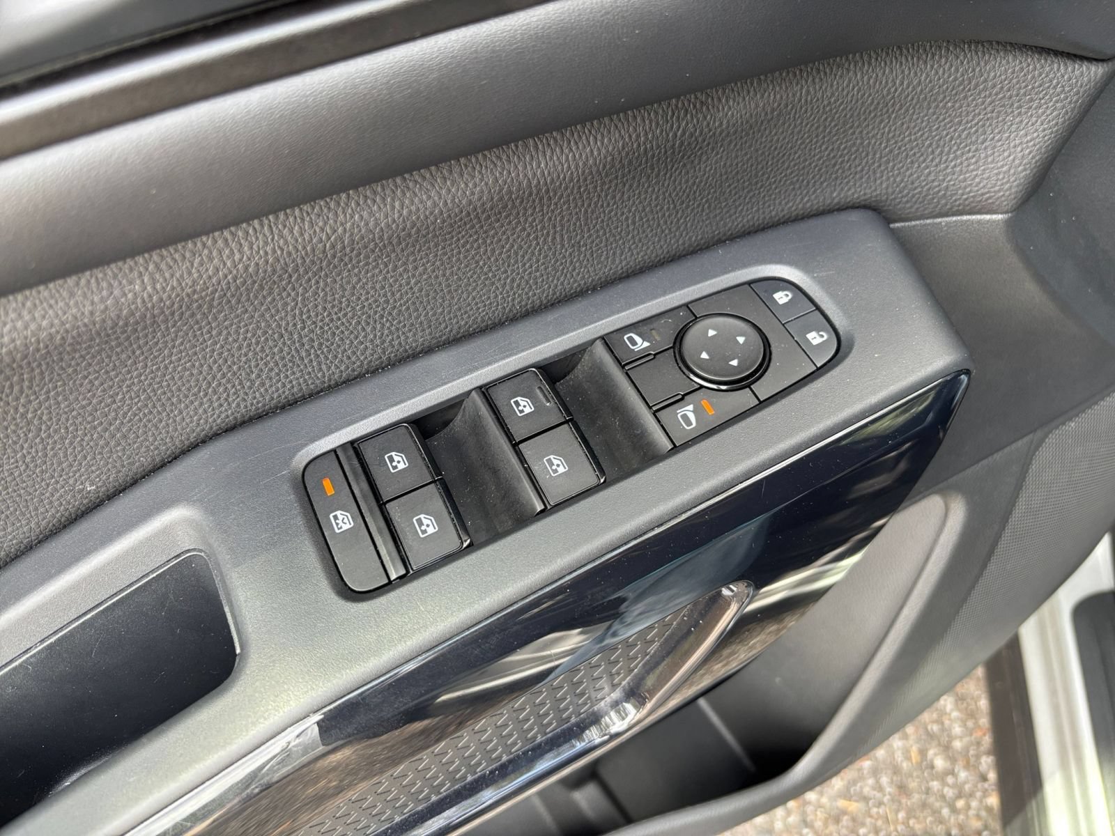 Used 2025 Nissan Pathfinder SV FWD image 18