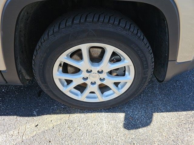 Used 2015 Jeep Cherokee Latitude w/ Cold Weather Group image 10