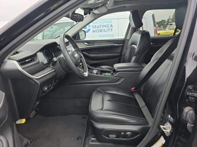 Used 2023 Jeep Grand Cherokee Limited AWD/4WD image 3