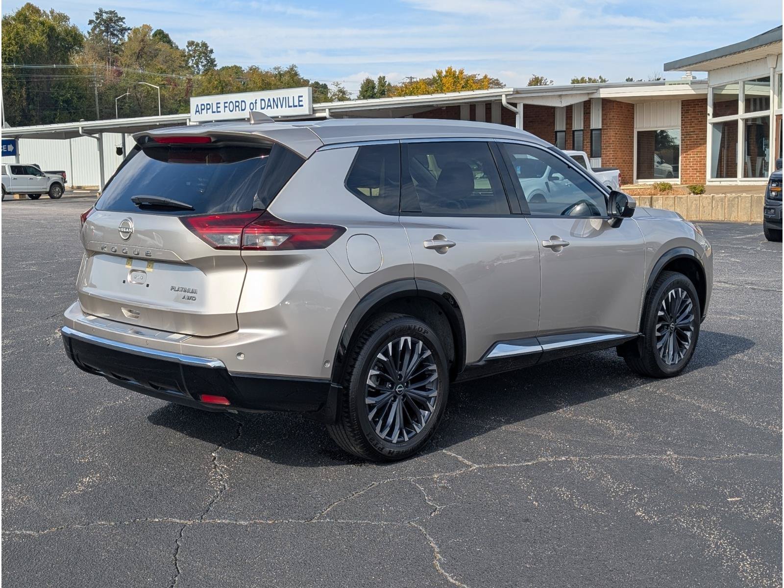 Used 2024 Nissan Rogue Platinum AWD/4WD image 7