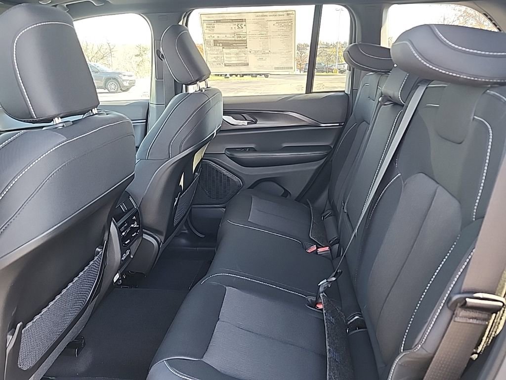 New 2025 Jeep Grand Cherokee Laredo X w/ Luxury Tech Group I AWD/4WD image 19