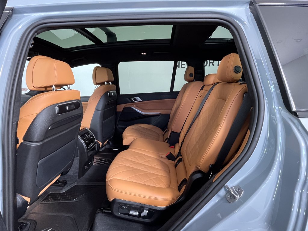 Used 2024 BMW X7 xDrive40i w/ M Sport Package AWD/4WD image 18