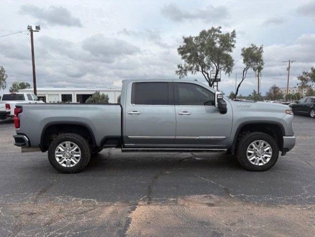 Used 2024 Chevrolet Silverado 2500 High Country w/ High Country Premium Package AWD/4WD image 3