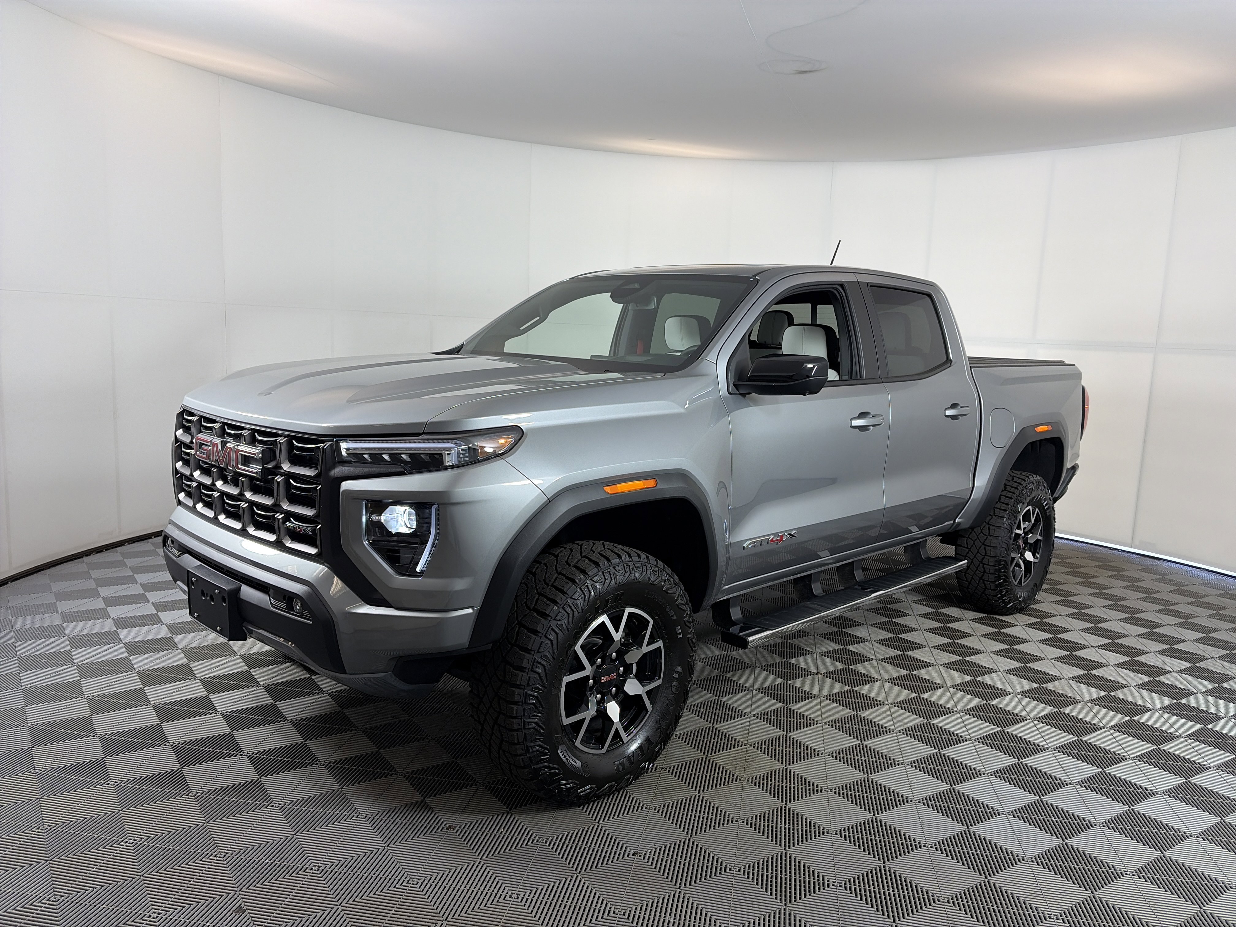 Certified 2025 GMC Canyon AT4 w/ AT4X Package AWD/4WD image 2