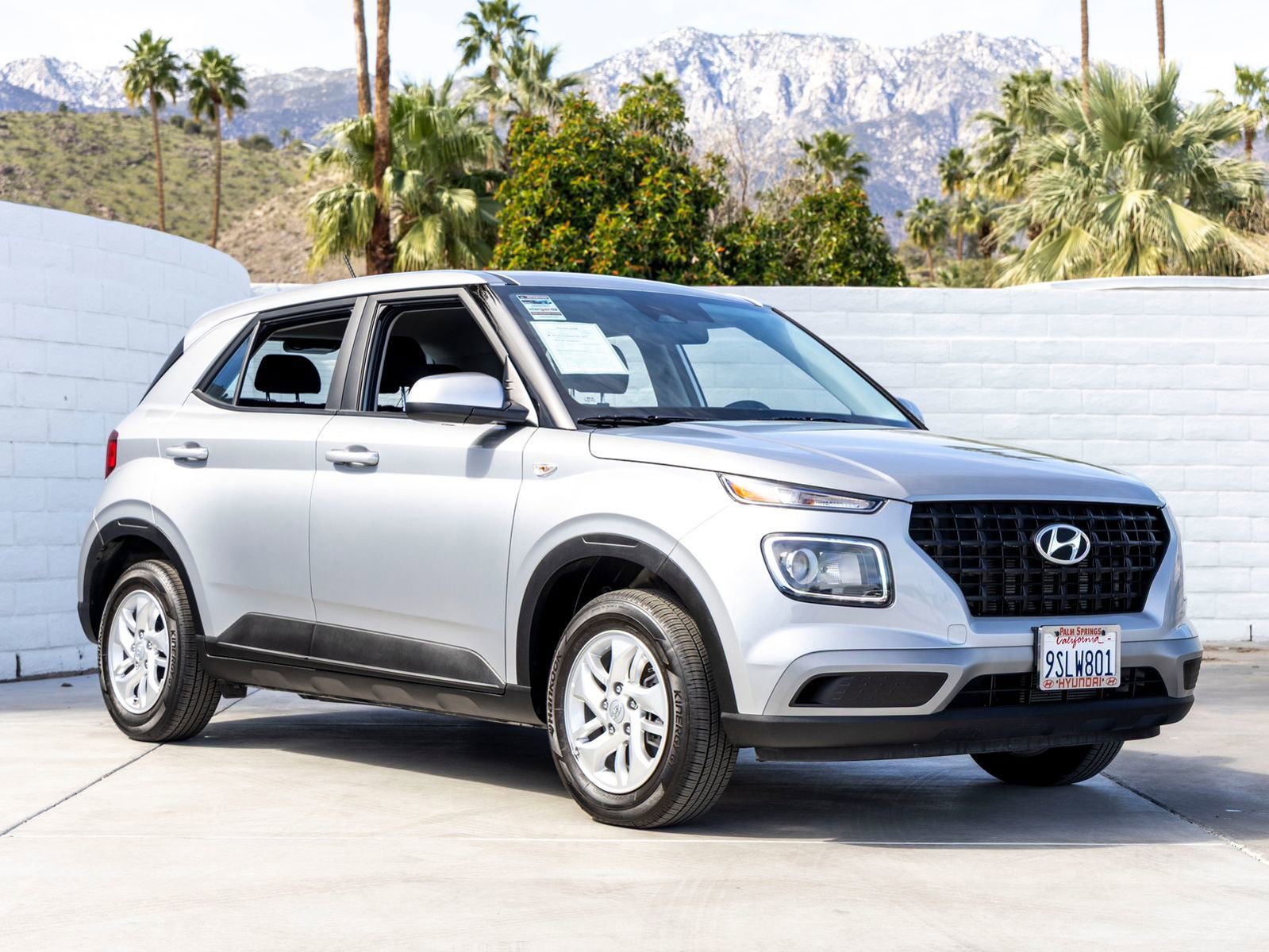 Used 2025 Hyundai Venue SE image 2