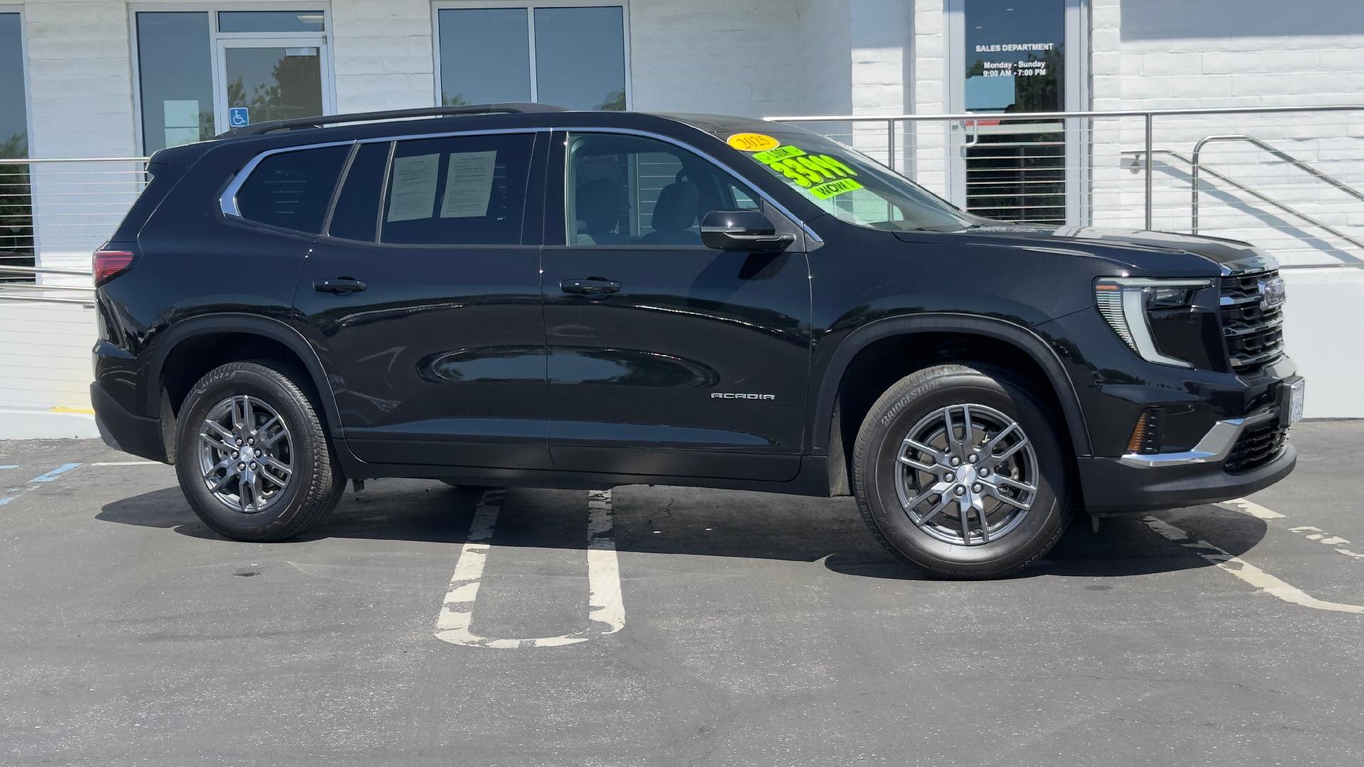 Used 2025 GMC Acadia Elevation image 2